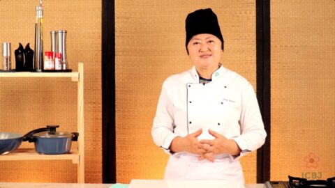 A Professora de culinária japonesa online Laura Kiyoko é Graduada em Gastronomia e com especialização em Planejamento e Gestão de Restaurantes, é professora efetiva na Universidade Federal do Rio de Janeiro e traz uma bagagem rica em culinária asiática e práticas comunitárias.