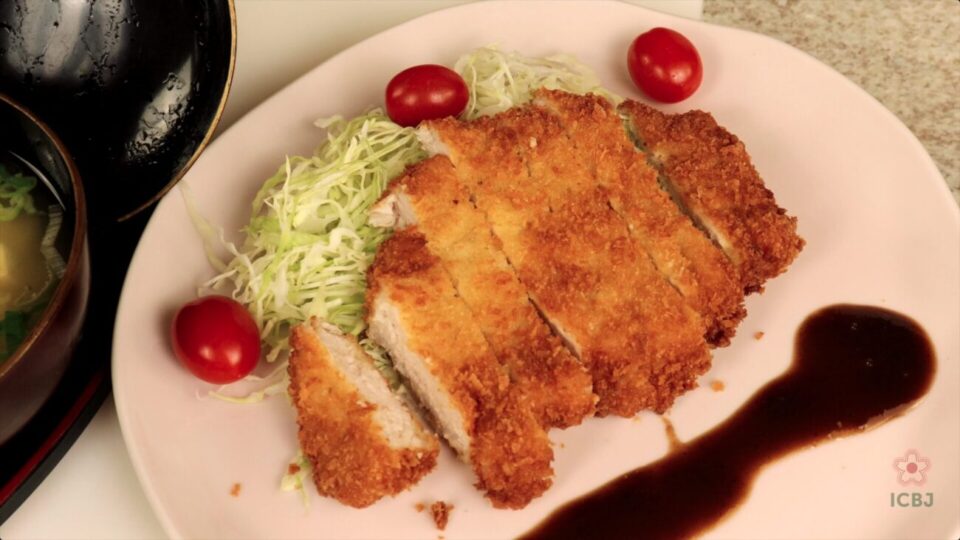 Módulo 3: pratos clássicos, Prato Tonkatsu, feito no curso de culinária japonesa online